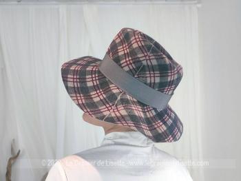 Vous rêviez d'avoir un chapeau comme dans un film des années 60/70 ? c'est celui là ! Avec son motif  carreaux façon Borsalino à large bordure ce chapeau est vraiment original mais prévu pour un petit tour de tête de 55/56cm.