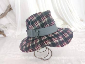 Vous rêviez d'avoir un chapeau comme dans un film des années 60/70 ? c'est celui là ! Avec son motif  carreaux façon Borsalino à large bordure ce chapeau est vraiment original mais prévu pour un petit tour de tête de 55/56cm.