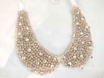 Voici un superbe collier col Claudine en feutre et entièrement habillé de perles et strass avec un systeme de fermeture par un ruban. Tour de cou, minimum 36 cm. Pièce superbe !