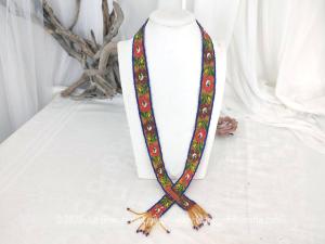 Voici un original collier façon sautoir ou ceinture, tout peut convenir à ce long ruban de 105 x 3 cm avec ouverture pour joindre les deux cotés et entièrement habillé de perles de rocaille dessinant une guirlande fleurs colorées.
