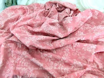 Original coupon toile à matelas en damassée rose à fleurs de 180 x 190 cm plus un morceau de 40 x 130 cousu à une extrémité. De quoi faire de belles créations !