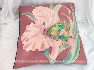 Coussin soie peint main fleur et papillon dos velours