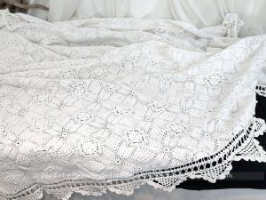 Sur 195 x 210 cm, voici un ancien couvre-lit tout au crochet fait main en fil de coton blanc composé de carrés aux décors en relief cousus entre eux. Piece unique.
