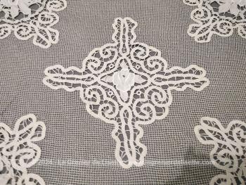 Voici un beau et ancien couvre lit en maille filet avec des décorations d'incrustation en dentelles Richelieu et des franges sur deux cotés.