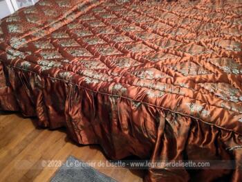 Sur 150 x 220 cm + 40 cm de volant de chaque coté, voici un ancien couvre lit matelassé 