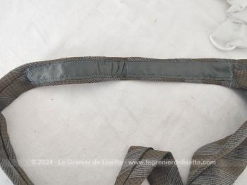 Voici une superbe cravate vintage seventeen de la marque Giorgio Armani décorée de motifs décoré gris et taupe avec renfort satiné au cou et doublure estampille Giorgio Armani.