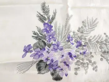Voici un foulard vintage de la marque Rhodia, Made in France,  en 100 % acétate, une belle soie synthétique de 72 x 79 cm sur fond couleur ivoire et décoré de beaux bouquets de violettes de différentes tailles. Un foulard doux, discret mais très élégant.