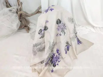 Voici un foulard vintage de la marque Rhodia, Made in France,  en 100 % acétate, une belle soie synthétique de 72 x 79 cm sur fond couleur ivoire et décoré de beaux bouquets de violettes de différentes tailles. Un foulard doux, discret mais très élégant.