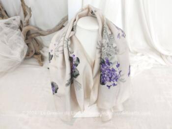 Voici un foulard vintage de la marque Rhodia, Made in France,  en 100 % acétate, une belle soie synthétique de 72 x 79 cm sur fond couleur ivoire et décoré de beaux bouquets de violettes de différentes tailles. Un foulard doux, discret mais très élégant.