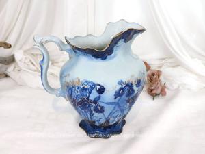 Pièce rare, voici un ancien grand vase en forme de pichet en porcelaine anglaise peint à la main et portant l'estampille "T. Rathbone & Cie" "England" "Victor" "Trademann". Dessins bleus et fines dorures pour une pièce magnifique !!!