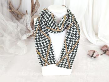 Voici une belle lavallière en polyester avec un motif de pied de poule orné de fin décors jaune doré représentant des ceintures sur 130 x 9 cm de large pour un joli noeud autour du cou, d'un chapeau ou autres idées.