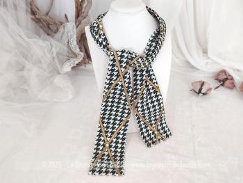Voici une belle lavallière en polyester avec un motif de pied de poule orné de fin décors jaune doré représentant des ceintures sur 130 x 9 cm de large pour un joli noeud autour du cou, d'un chapeau ou autres idées.