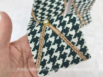 Voici une belle lavallière en polyester avec un motif de pied de poule orné de fin décors jaune doré représentant des ceintures sur 130 x 9 cm de large pour un joli noeud autour du cou, d'un chapeau ou autres idées.