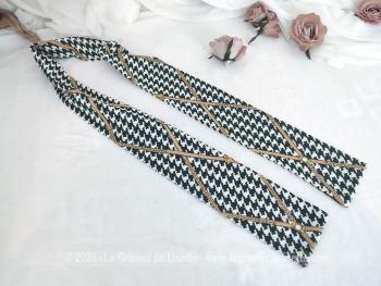 Voici une belle lavallière en polyester avec un motif de pied de poule orné de fin décors jaune doré représentant des ceintures sur 130 x 9 cm de large pour un joli noeud autour du cou, d'un chapeau ou autres idées.