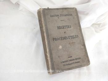 Voici un ancien livre au titre de 