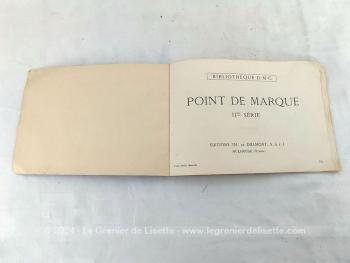 Voici un ancien petit livret de la Bibliothèque DMC  au titre de "Point de Marque - IIeme Série" avec des planches d'abécédaires au point de croix (point de marque à cette époque) ainsi que des divers motifs de guirlandes ou de scènes de vie avec des personnages. 