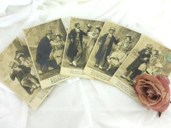 Datées de 1904,  voici une série de 5 cartes postales anciennes d'un couple dont les  textes qui accompagnent chaque photo, nous indique que qu'il écoute la chanson "Viens Poupoules". 