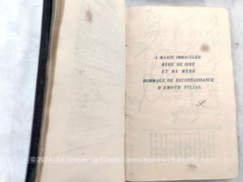 Exemplaire datant de 1950, voici un ancien missel au titre de "Le Livre de Piété de la Jeune Fille", ouvrage honoré de la Bénédiction de S.S. Pie IX, contenant le calendrier spirituel de la jeune fille. Superbe missel à la tranche dorée.