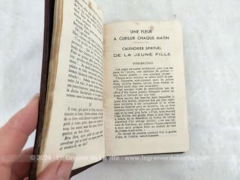 Exemplaire datant de 1950, voici un ancien missel au titre de "Le Livre de Piété de la Jeune Fille", ouvrage honoré de la Bénédiction de S.S. Pie IX, contenant le calendrier spirituel de la jeune fille. Superbe missel à la tranche dorée.