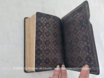 Exemplaire datant de 1950, voici un ancien missel au titre de 