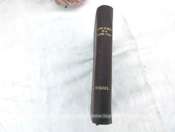 Exemplaire datant de 1950, voici un ancien missel au titre de "Le Livre de Piété de la Jeune Fille", ouvrage honoré de la Bénédiction de S.S. Pie IX, contenant le calendrier spirituel de la jeune fille. Superbe missel à la tranche dorée.