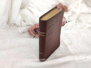 Exemplaire datant de 1950, voici un ancien missel au titre de "Le Livre de Piété de la Jeune Fille", ouvrage honoré de la Bénédiction de S.S. Pie IX, contenant le calendrier spirituel de la jeune fille. Superbe missel à la tranche dorée.