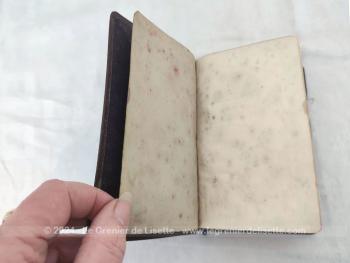Exemplaire datant de 1950, voici un ancien missel au titre de 