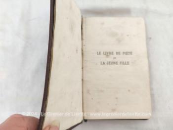 Exemplaire datant de 1950, voici un ancien missel au titre de "Le Livre de Piété de la Jeune Fille", ouvrage honoré de la Bénédiction de S.S. Pie IX, contenant le calendrier spirituel de la jeune fille. Superbe missel à la tranche dorée.