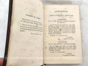 Exemplaire datant de 1950, voici un ancien missel au titre de "Le Livre de Piété de la Jeune Fille", ouvrage honoré de la Bénédiction de S.S. Pie IX, contenant le calendrier spirituel de la jeune fille. Superbe missel à la tranche dorée.