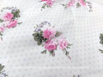 Fait main, voici une bien originale nappe ronde de 148 cm de diamètre réalisée dans un beau tissus d'ameublement épais avec polyester ressemblant au toucher au tissus anti-taches. Superbe et shabby !