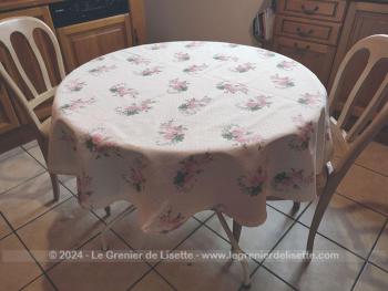 Fait main, voici une bien originale nappe ronde de 148 cm de diamètre réalisée dans un beau tissus d'ameublement épais avec polyester ressemblant au toucher au tissus anti-taches. Superbe et shabby !