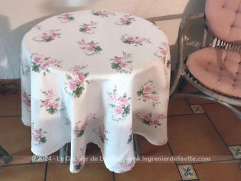 Fait main, voici une bien originale nappe ronde de 148 cm de diamètre réalisée dans un beau tissus d'ameublement épais avec polyester ressemblant au toucher au tissus anti-taches. Superbe et shabby !