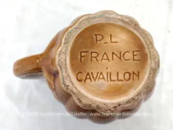 Voici un adorable pichet vintage en barbotine avec une forme de melon avec sous le socle l'estampille "Poet Laval  France Cavaillon" et décoré de couleur caramel et bleu lagon. Original .