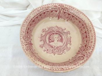 Voici un adorable petit ramequin rond et creux de 15.5 x 15.5  x 5 cm, modèle Parisia rose shabby estampillé des faïenceries U & Cie de Sarreguemines.