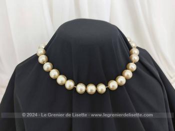 Voici un superbe et original ras de cou  court de 42 cm de long avec de grosses perles de verre nacrées de 1.3 cm de diamètre. Très élégant et allure vintage assurée !