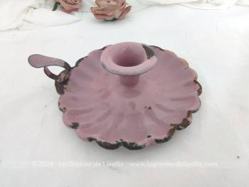 Tendance shabby, voici un ancien rat de cave émaillé en vieux rose  avec ses reliefs en vagues et toute sa belle patine réalisée par ses éclats d'émail.