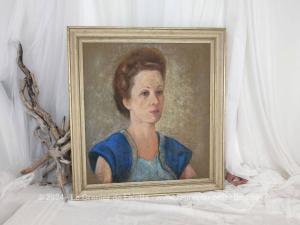 Avec de petites traces visibles du temps passé, voici un ancien tableau représentant un émouvant portrait de femme réalisé en pastel sur toile  et son encadrement. Pièce unique.