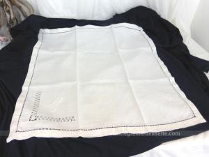 Sur 60 x 64 cm, voici un ancien couvre oreiller ou torchon de luxe de trousseau de mariée brodé des monogrammes BL et cerné par une décoration aux fils tirés. Piece unique.