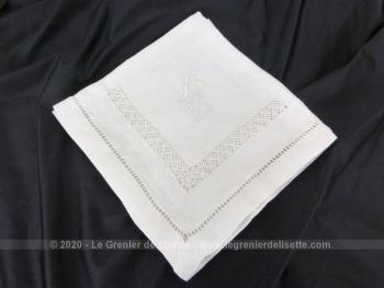 Sur 60 x 64 cm, voici un ancien couvre oreiller ou torchon de luxe de trousseau de mariée brodé des monogrammes BL et cerné par une décoration aux fils tirés. Piece unique.