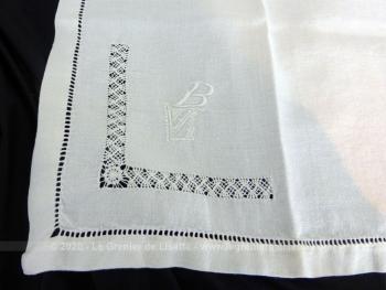Sur 60 x 64 cm, voici un ancien couvre oreiller ou torchon de luxe de trousseau de mariée brodé des monogrammes BL et cerné par une décoration aux fils tirés. Piece unique.