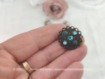 Bien originales, voici un  trio de paires de boucles d'oreille vintages à pince pour oreilles non percées, à détourner si on veut en décoration pour chaussures, cravates ou autres supers idées !