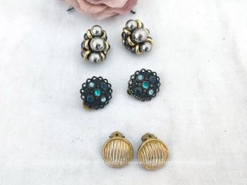 Bien originales, voici un  trio de paires de boucles d'oreille vintages à pince pour oreilles non percées, à détourner si on veut en décoration pour chaussures, cravates ou autres supers idées !