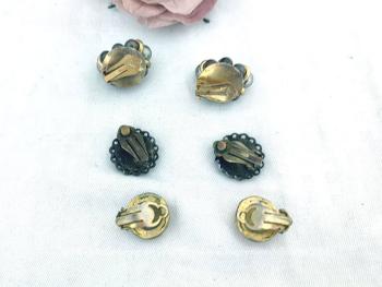Bien originales, voici un  trio de paires de boucles d'oreille vintages à pince pour oreilles non percées, à détourner si on veut en décoration pour chaussures, cravates ou autres supers idées !
