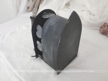 Voici un ancien fer à repasser en fonte patiné en noir avec réservoir à braises et décoré de coeurs muni d'un couvercle, de son systeme de fermeture et de son manche en bois.