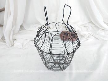A poser ou à suspendre avec son ouverture  articulée,  voici un beau panier métallique des années 50 pour essorer la salade ou ramasser les oeufs.  Pour déco ou utilisation, à vous de choisir !