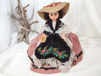 Voici une grande poupée vintage folklorique 