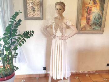 Voici un très beau déshabillé vintage ou chemise de nuit en polyamide et dentelle de Calais de la marque 