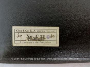 Voici une ancienne boite à compas de précision de la marque 