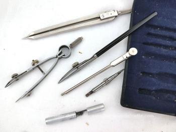Voici une ancienne boite à compas de précision de la marque 