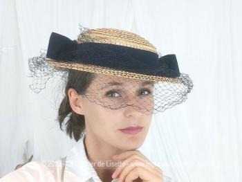 Ancien chapeau en sisal couleur paille avec ruban noir et voilette,  court derrière et plus long devant avec 1 pli et un noeud de chaque coté.